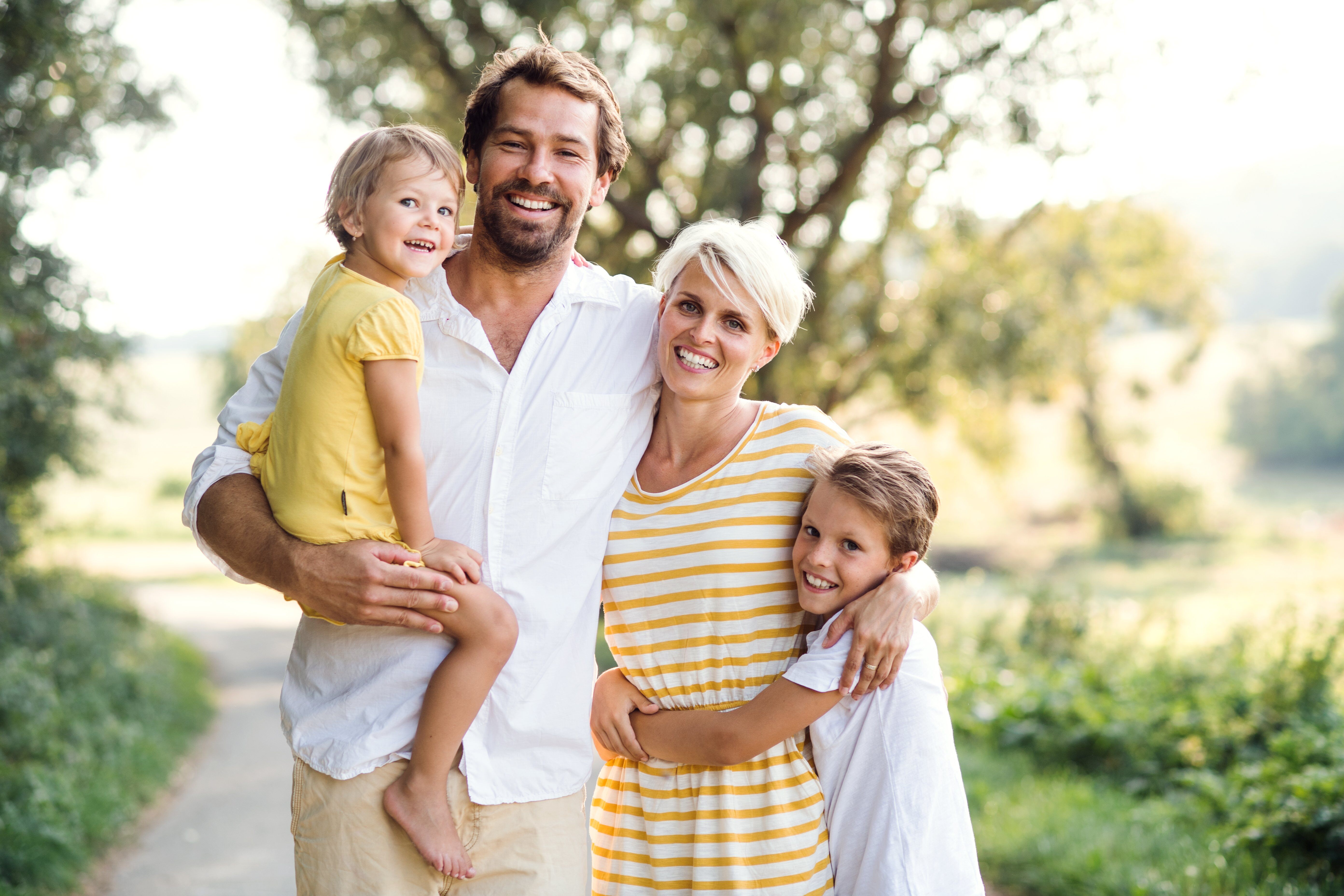 a-portrait-of-young-family-with-small-children-in-AN6M5FZ